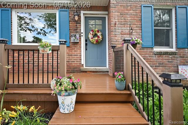 Property Photo:  618 W Houstonia Avenue  MI 48073 