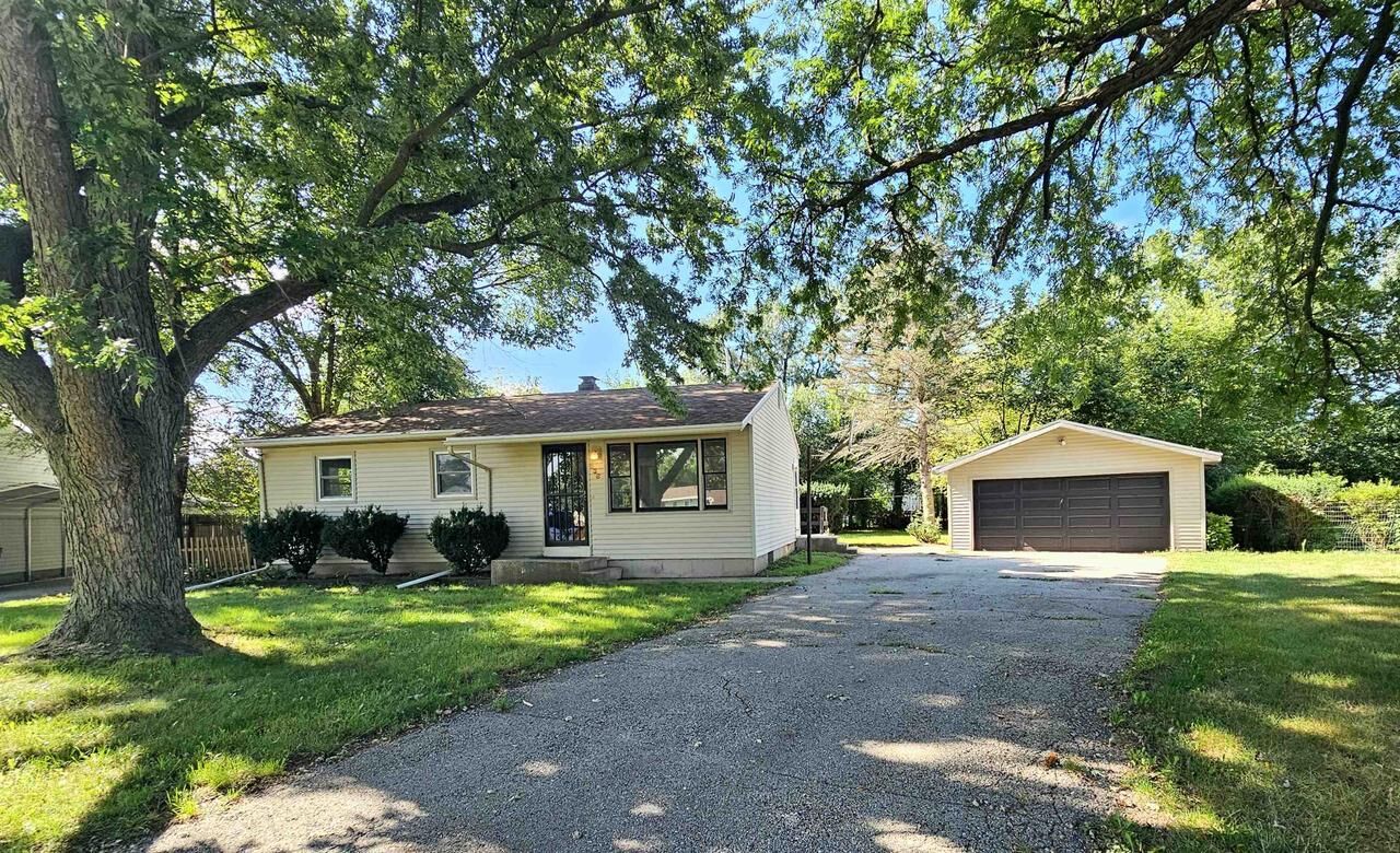 Property Photo:  638 E Columbine Drive  WI 53511 
