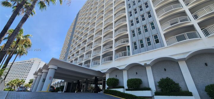 Property Photo:  5401 Collins Ave 1513  FL 33140 