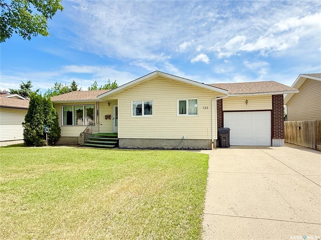 Property Photo:  722 Washington Drive  SK S4H 3C8 