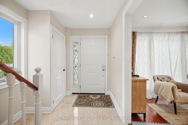 Property Photo: 352 Maple Leaf Drive ON M6L 1P6
