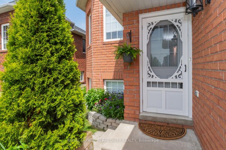 Property Photo: 14 Hewitt Place ON L4M 7B3