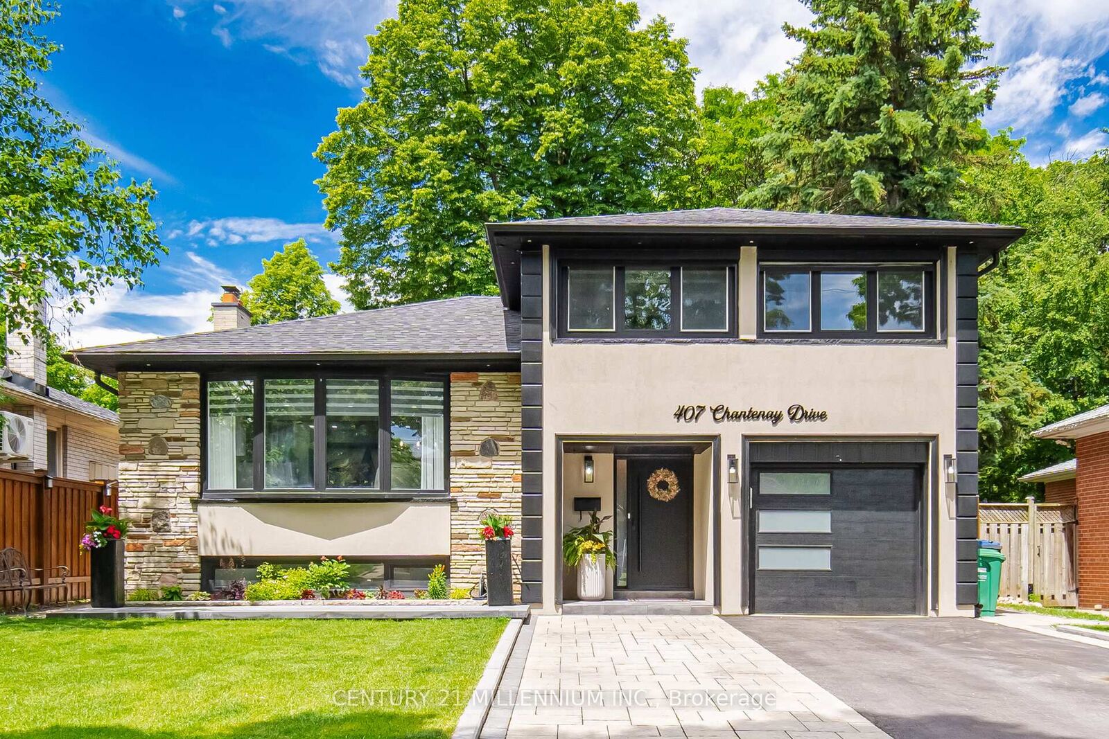Property Photo:  407 Chantenay Drive  ON L5A 1E9 