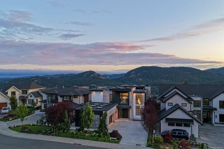 Property Photo: 1424 Pinehurst Pl BC V9B 3S3