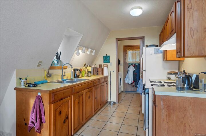 Property Photo: 4324 Macaulay Rd BC V9J 1E2