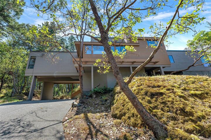 Property Photo: 260 Moss Hill Pl BC V9C 3Z2