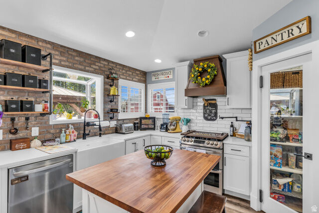 Property Photo: 1644 E Arrowhead Ln UT 84074
