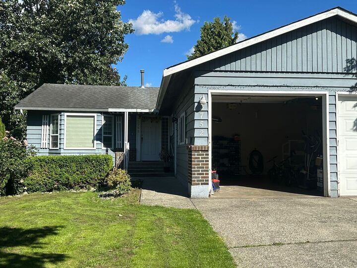 Property Photo: 3752 Harwood Cr Crescent BC V2S 7A6