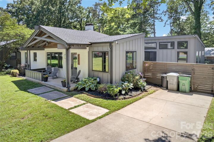 Property Photo:  1721 Merry Oaks Road  NC 28205 
