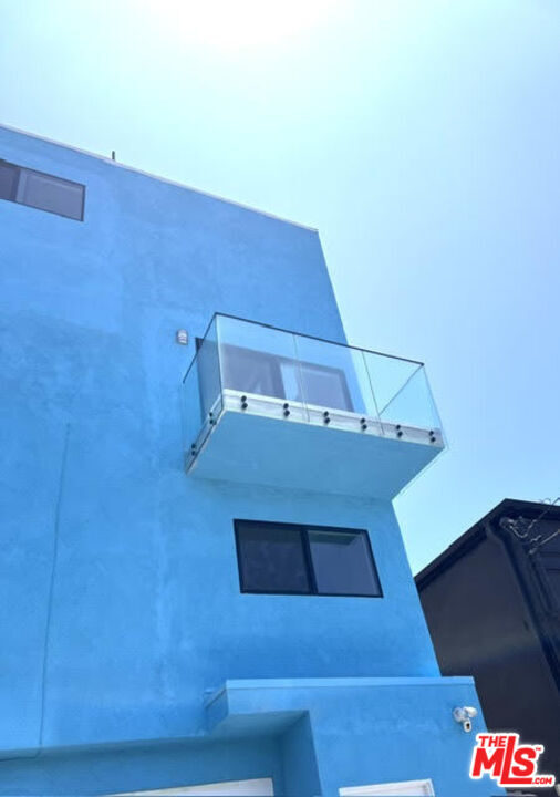 Property Photo: 19 Sunset Ave CA 90291
