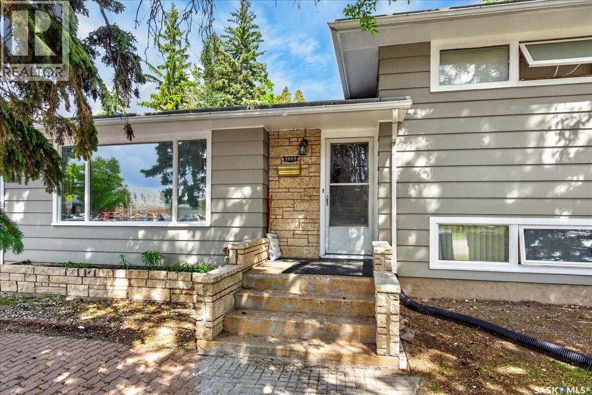 Property Photo:  3909 Hillsdale Street  SK S4S 3Y6 