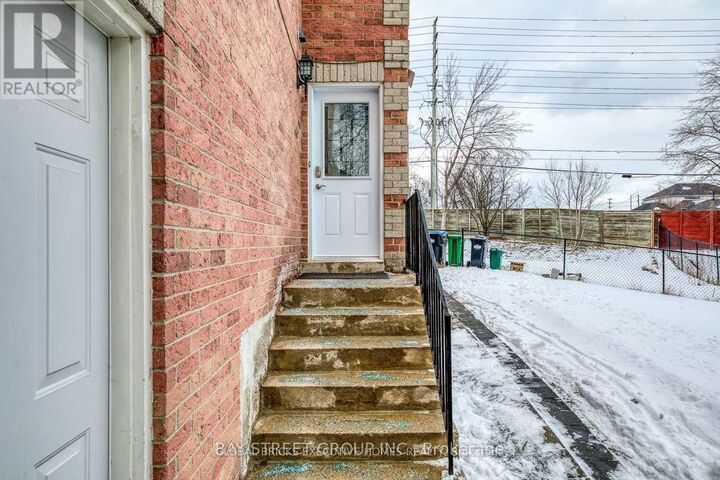 Property Photo:  5045 Rundle Court Upper  ON L5M 4A4 
