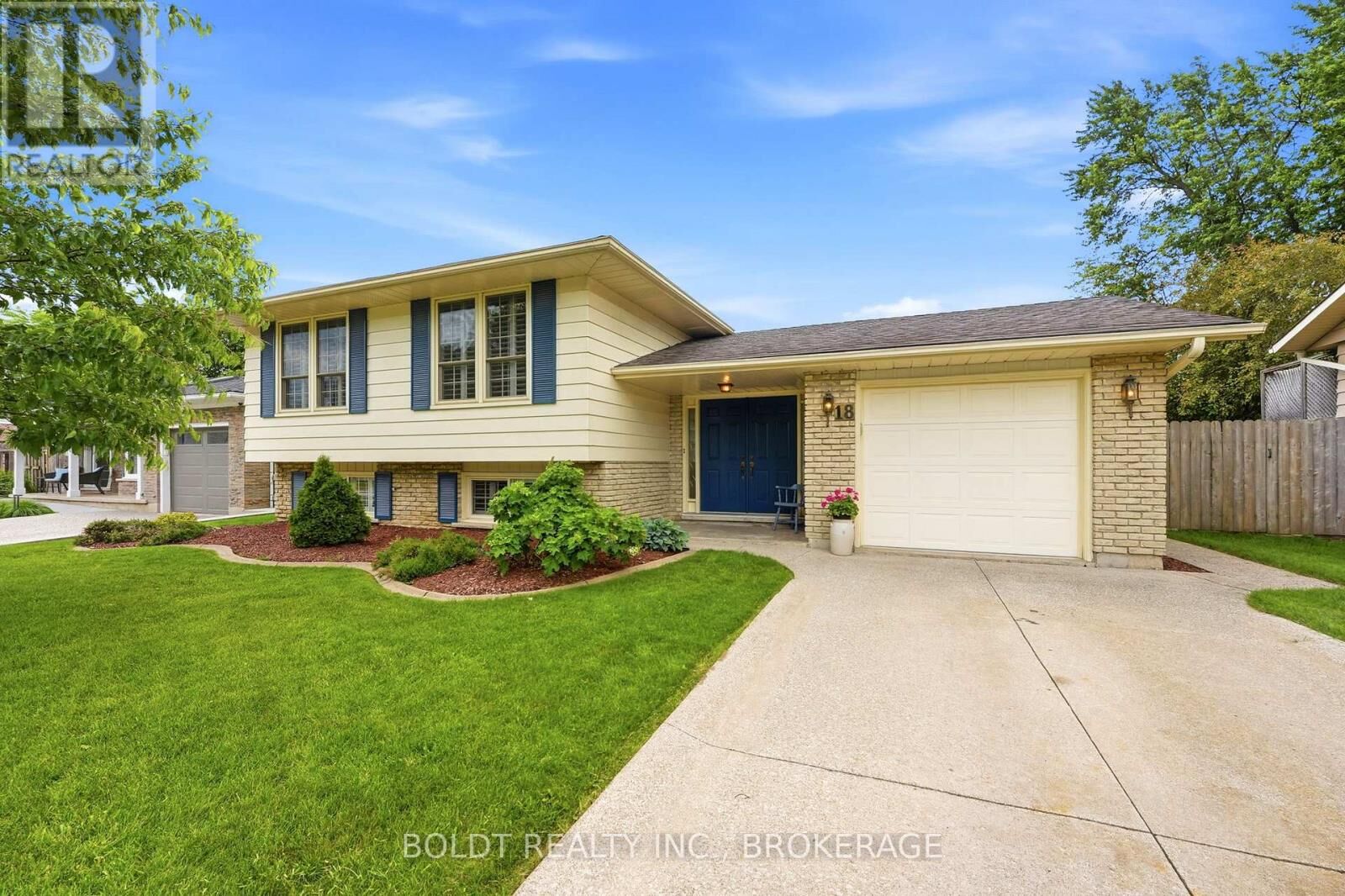Property Photo: 18 Linhaven Court ON L2N 6V3