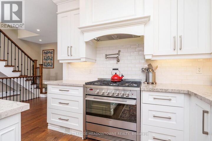 Property Photo:  2 Bennett Place  ON L7G 2X7 