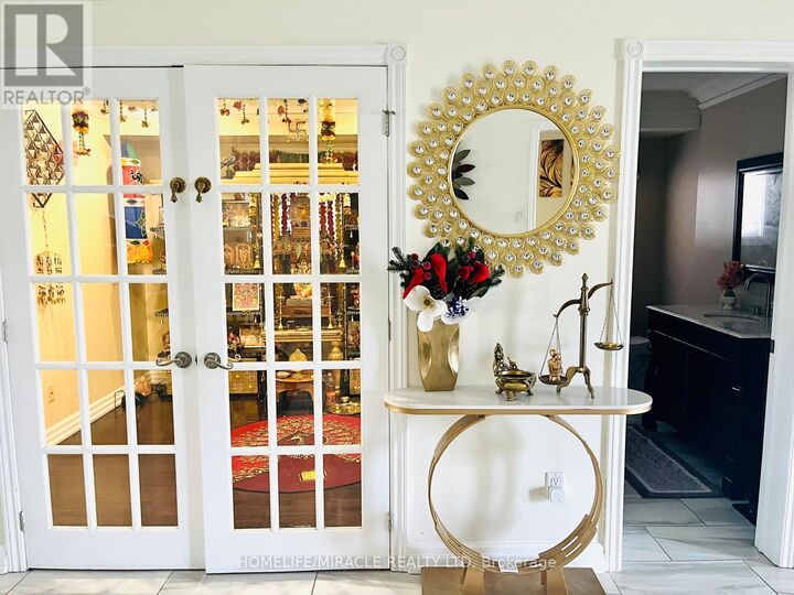 Property Photo:  3076 Bayberry Drive  ON L5N 6P1 