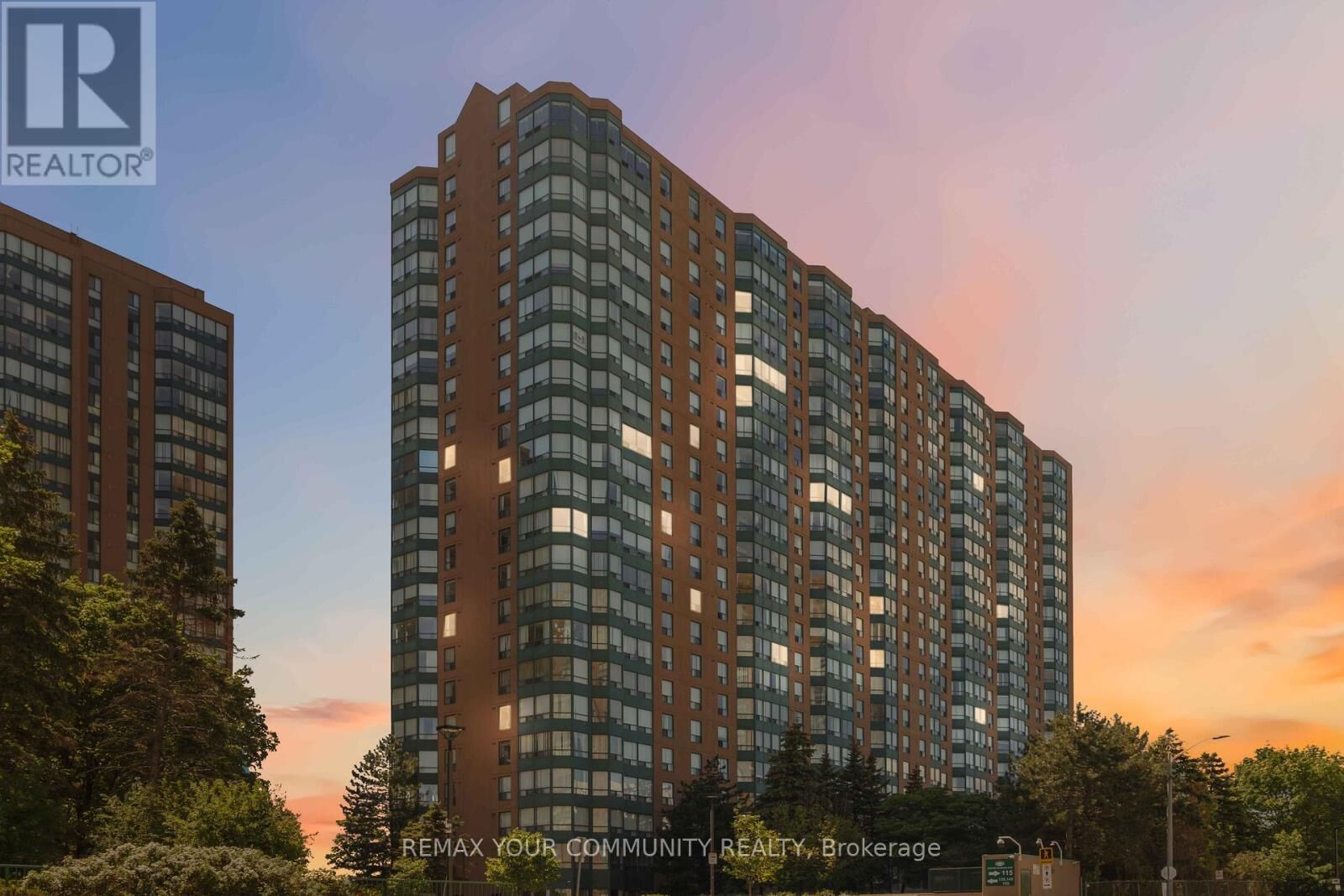 Property Photo:  135 Hillcrest Avenue 1109  ON L5B 4B1 