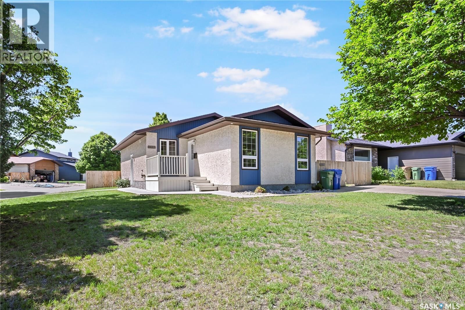 Property Photo:  3331 Parkland Drive E  SK S4V 1V7 