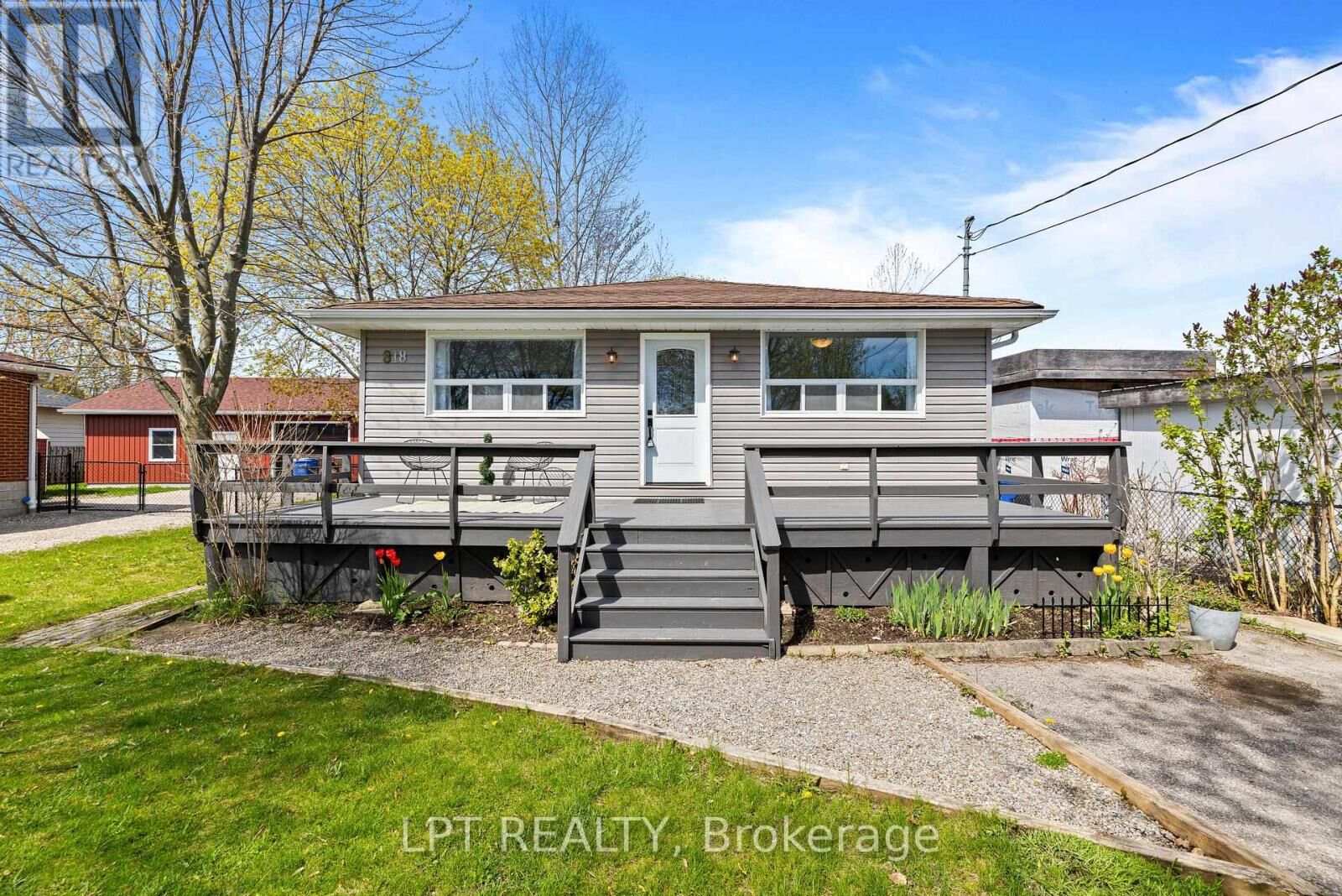 Property Photo: 818 Poplar Avenue ON L4P 3E9