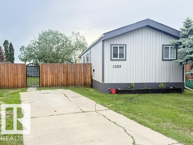 1026 Lakeland Crescent — photo 1