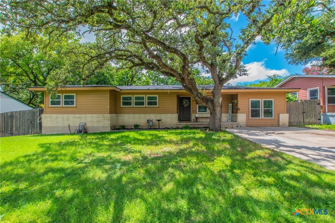 Property Photo: 1414 Live Oak Drive TX 76504