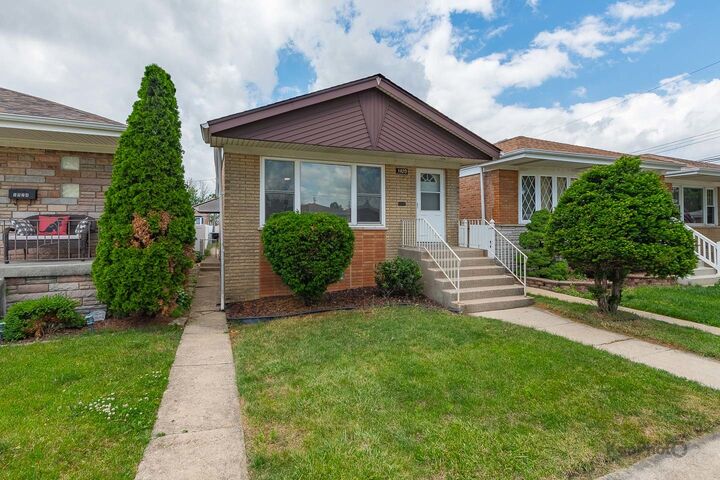 Property Photo:  5920 S Merrimac Avenue  IL 60638 