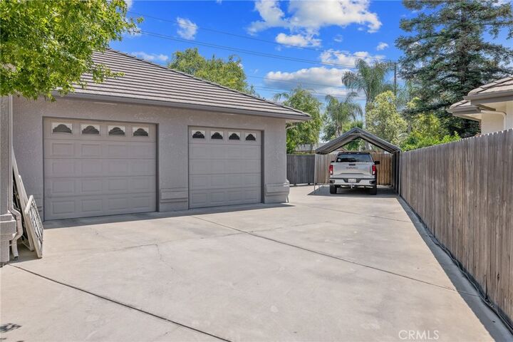 Property Photo:  2833 E Laura Court  CA 93292 