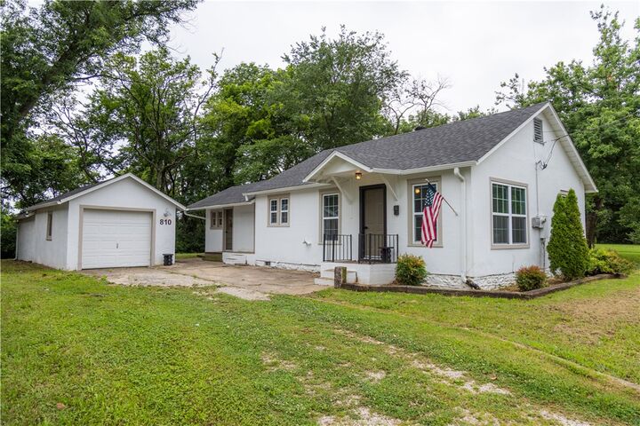 Property Photo:  810 W Elgin Street  AR 72761 