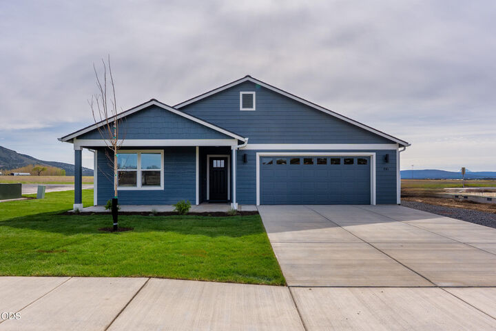 Property Photo:  201 SE Peppermint Loop  OR 97734 