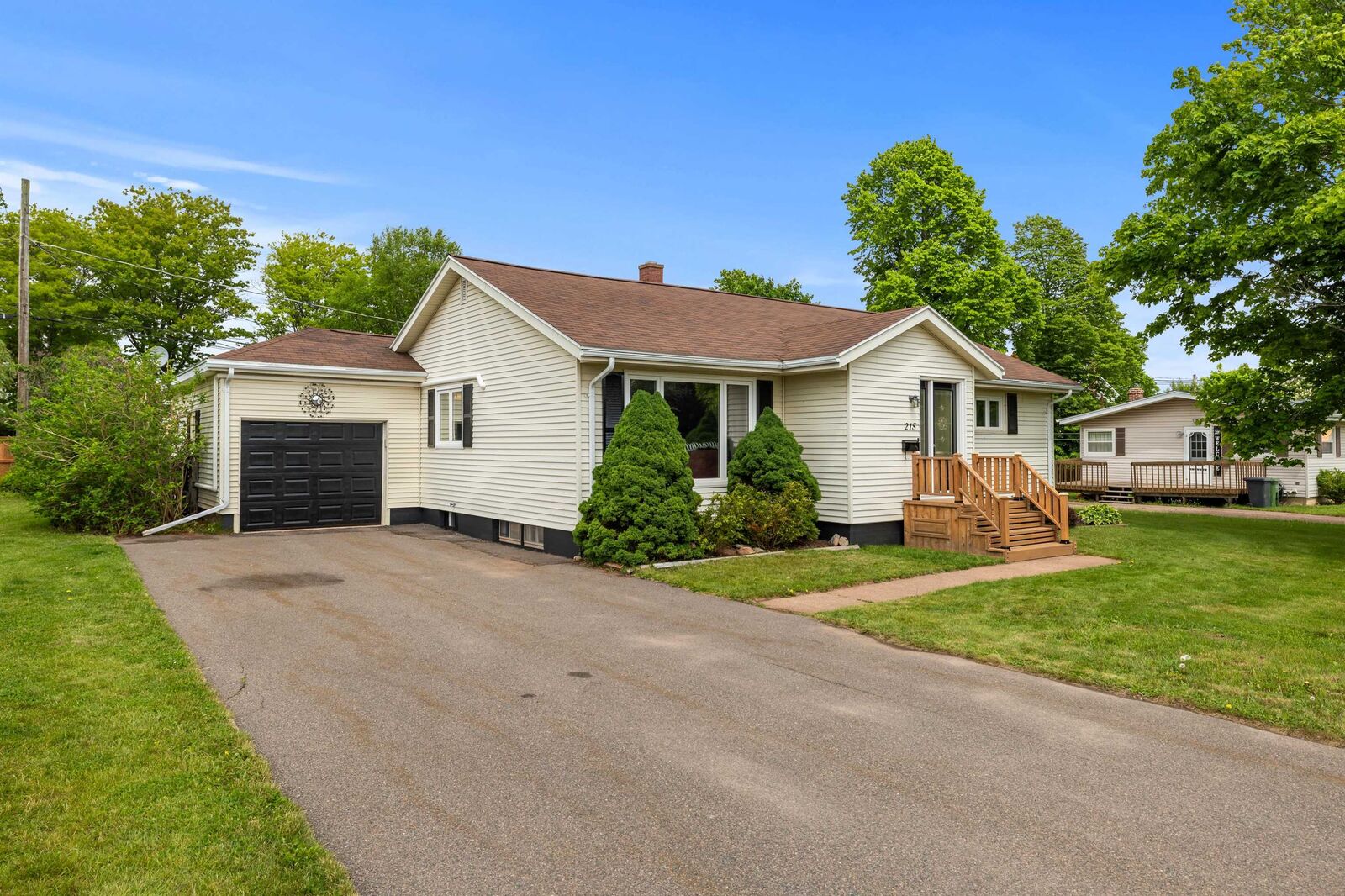 Property Photo:  215 Maple Avenue  PE C1N 2H1 