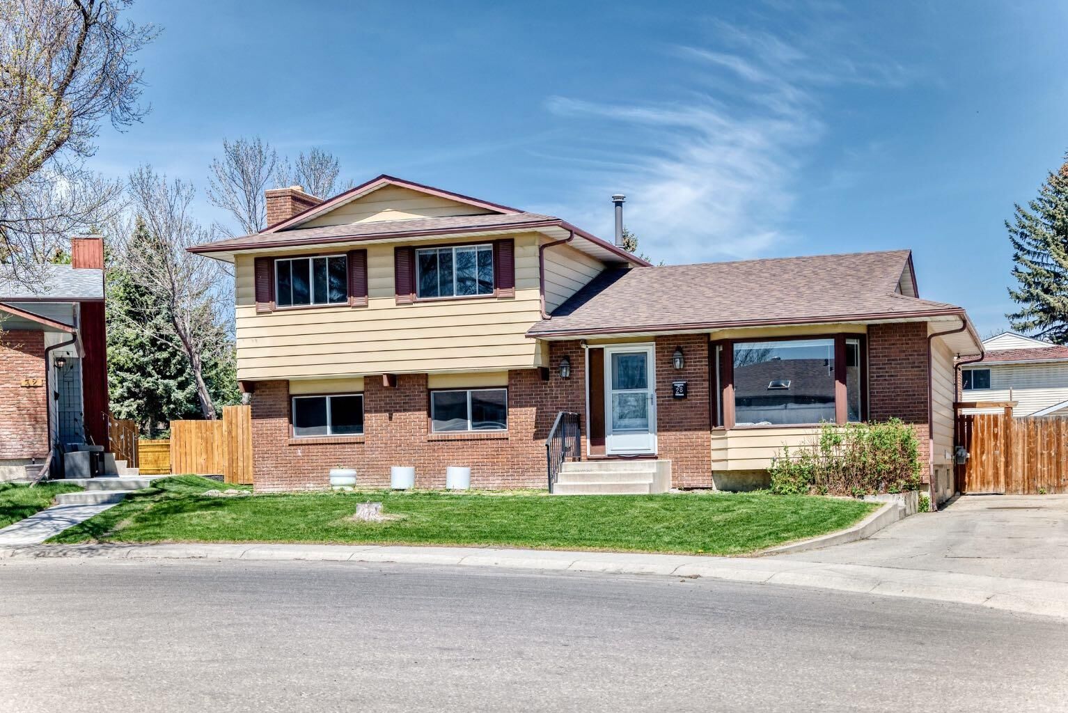 Property Photo: 28 Rundlelawn Place NE AB T1Y 3P5