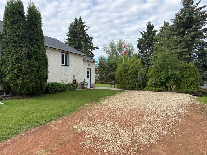 Property Photo:  107 1 Avenue  AB T0B 3Y0 