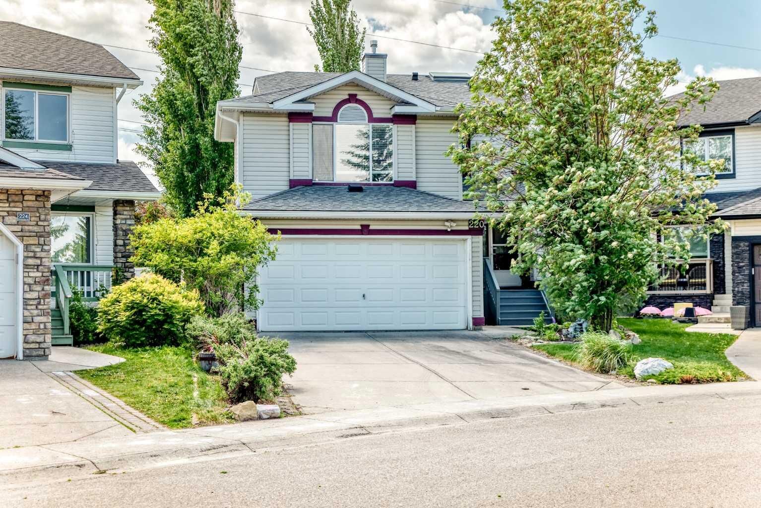 Property Photo: 220 Shawbrooke Manor SW AB T2Y 3L7