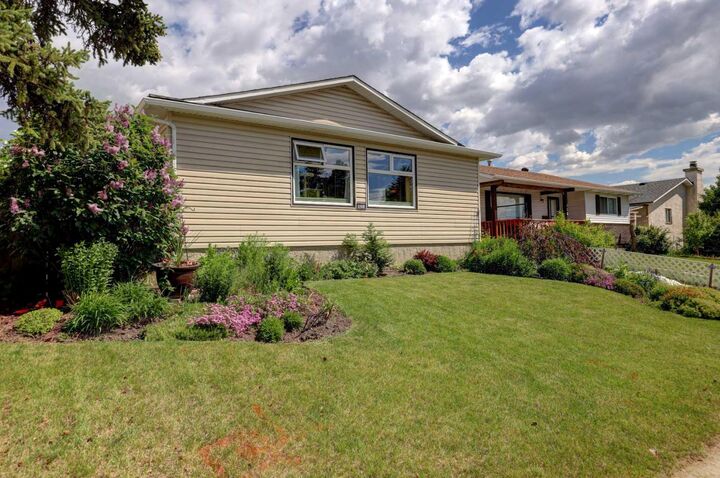 Property Photo: 148 Rundlecairn Rise NE AB T1Y 2Y3