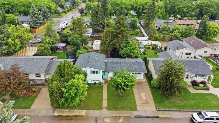 Property Photo:  5632 48 Avenue  AB T4L 1M7 