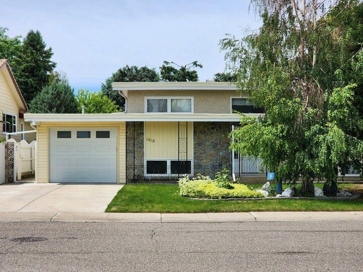Property Photo: 1818 Lakeside Road S AB T1K 3P6