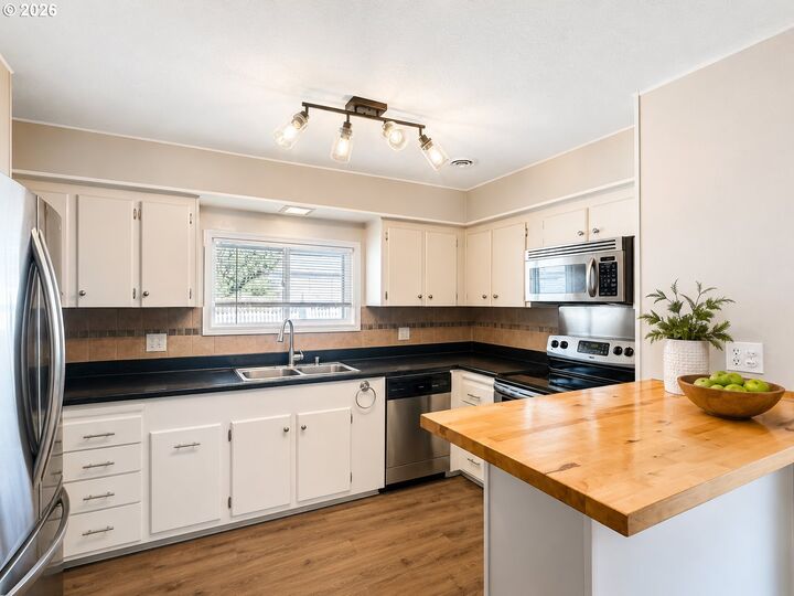 Property Photo: 1501 N Hayden Island Dr OR 97217