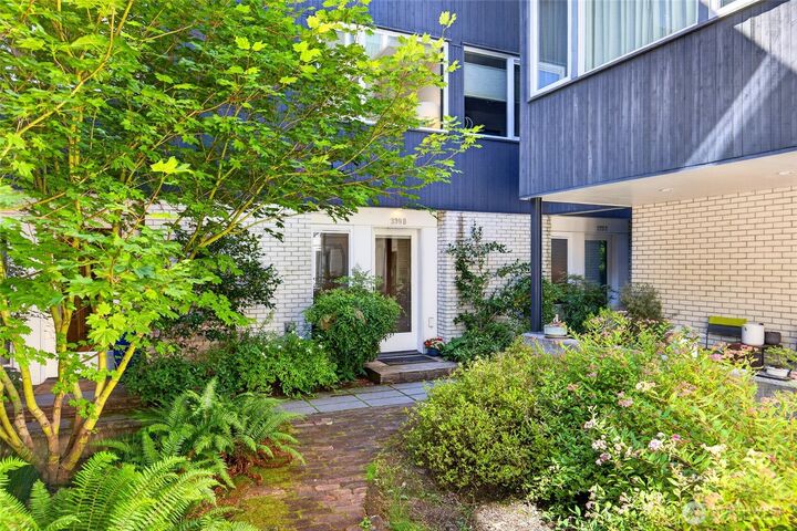 Property Photo:  339  16th Avenue E B  WA 98112 