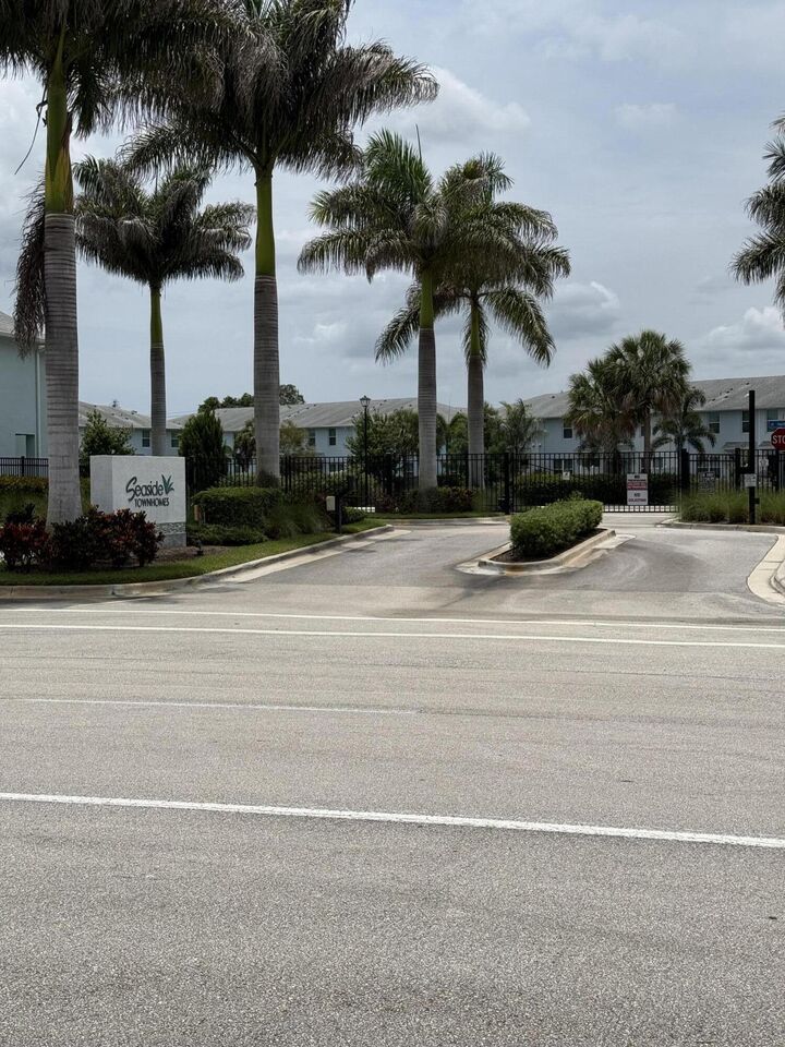Property Photo: 342 SE Angler Drive FL 34994