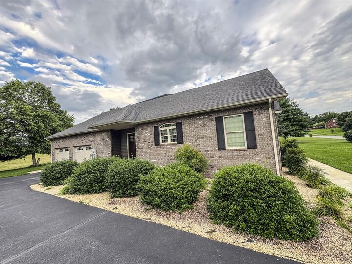 Property Photo:  48 Oakwind Road  KY 42141 