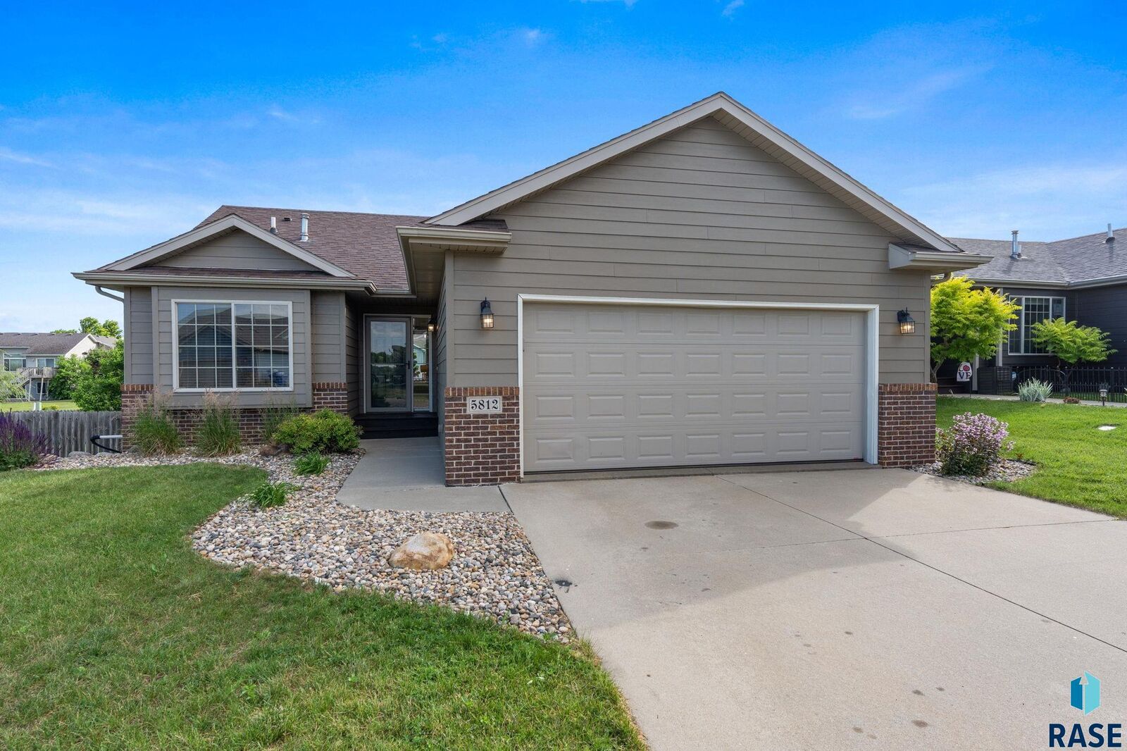 Property Photo:  5812 W Oakcrest Dr  SD 57107 
