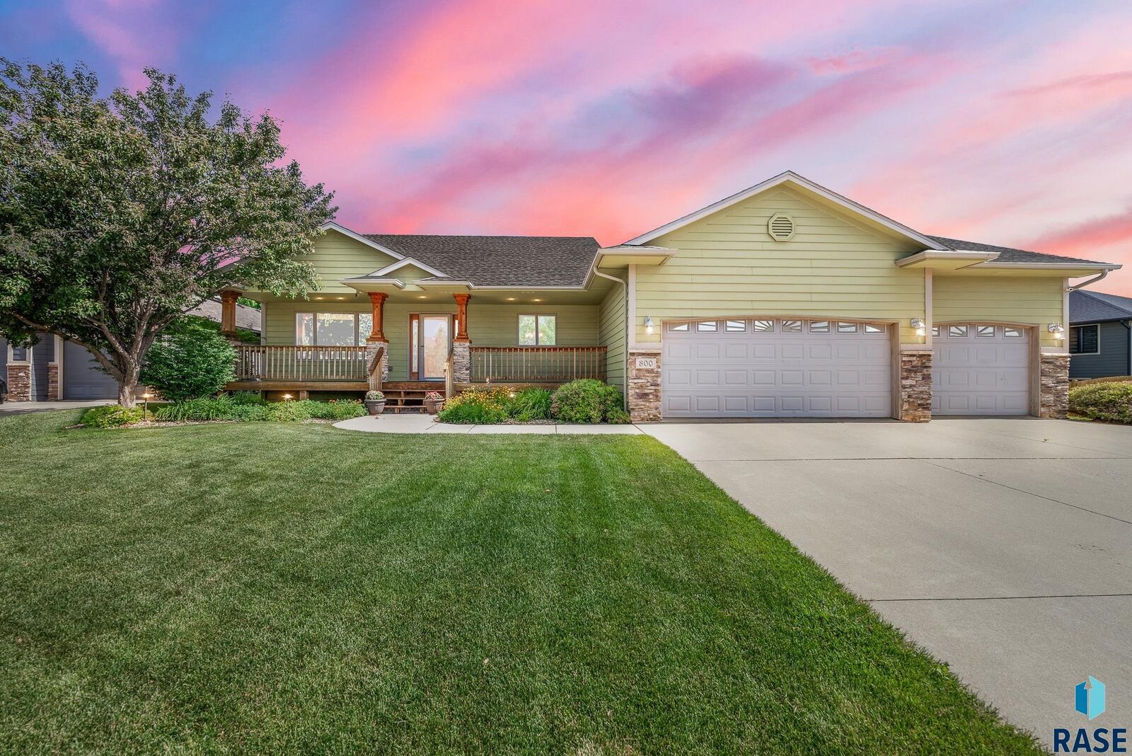 Property Photo:  800 W Glen Eagle St  SD 57108 