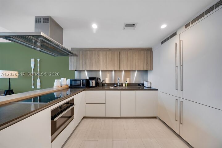 Property Photo: 1000 Brickell Plz 4704 FL 33131