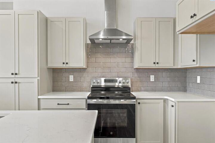 Property Photo:  4460 Conifer St  WA 99353 
