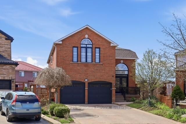 Property Photo: 784 Avonshire Court ON L5V 2P2