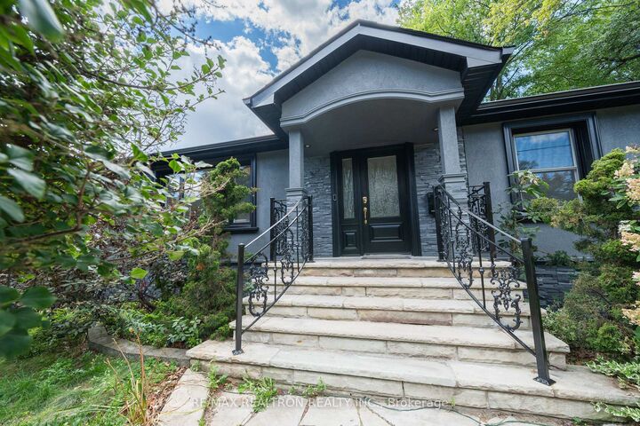 Property Photo: 1480 Kenmuir Avenue ON L5G 4B5
