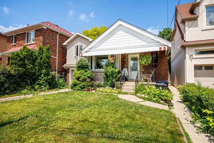8 Davies Crescent — photo 1