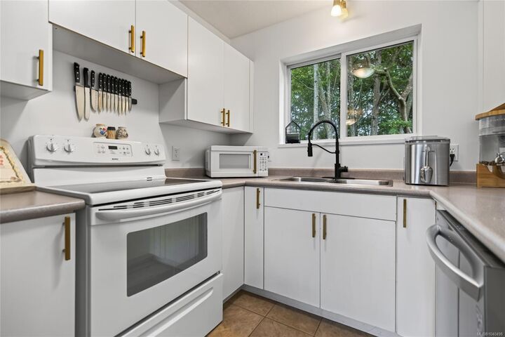 Property Photo: 555 Rockland Rd #10 BC V9W 8B7
