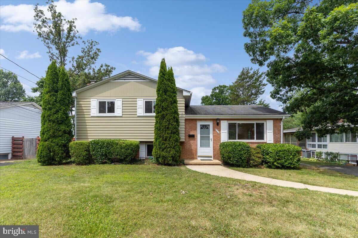 Property Photo: 2510 N Shelley Street VA 22311