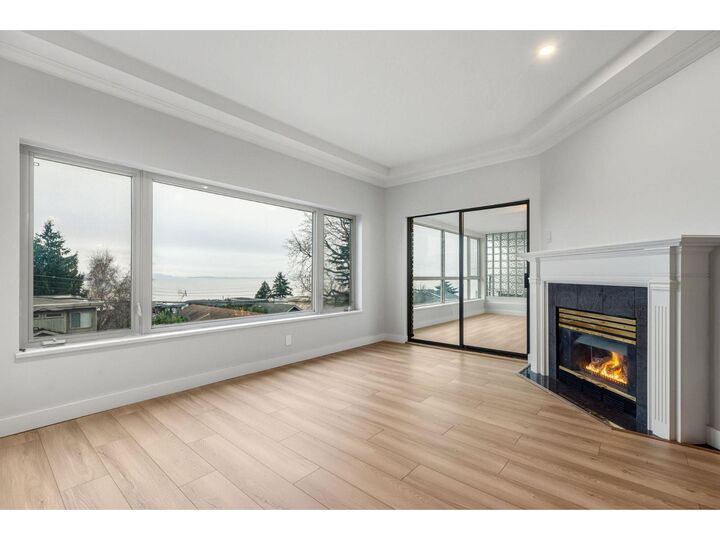Property Photo:  15176 Buena Vista Avenue 204  BC V4B 1Y3 