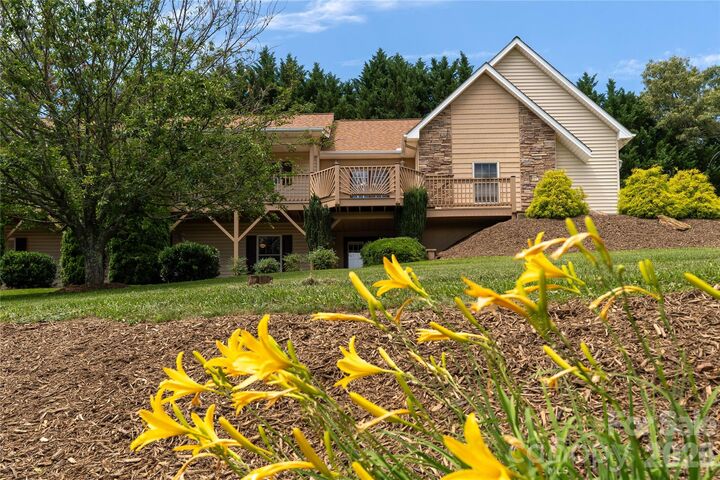 Property Photo:  506 Brook Knoll Circle  NC 28787 